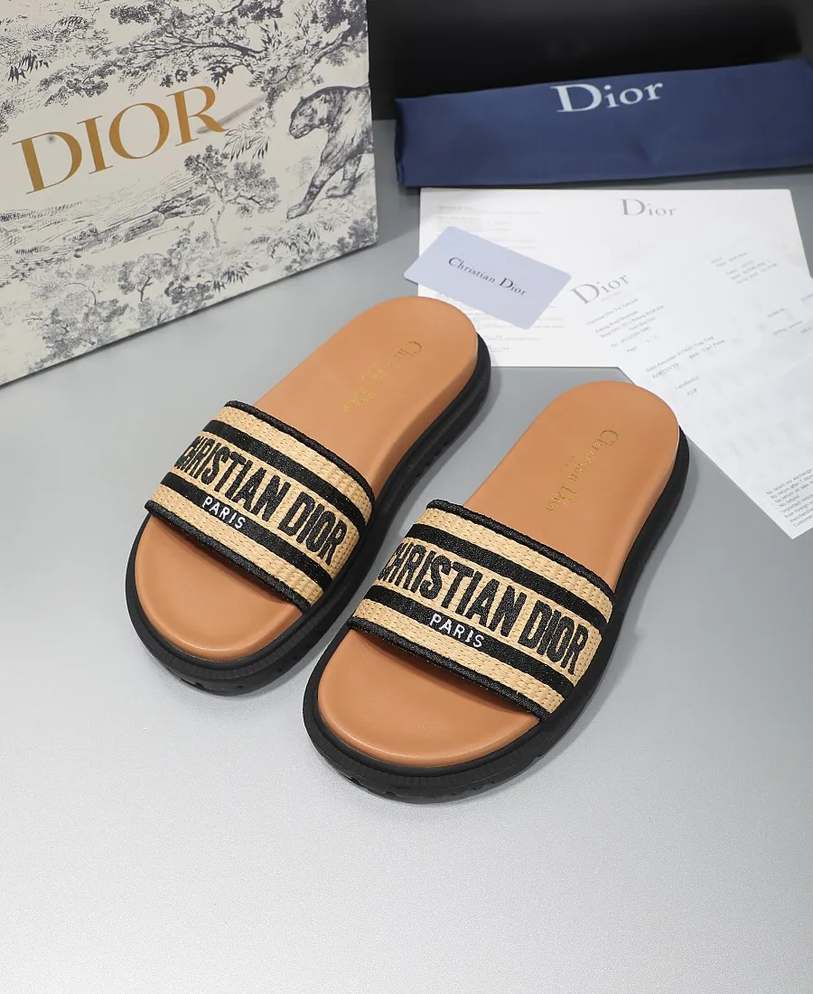 💕💕Factory direct selling price p360💕💕 Dior flat slippers, straw sugar upper with electric embroidery weaving, embroidered letters, and sheepskin lining. TPU outsole, code number: 35-42